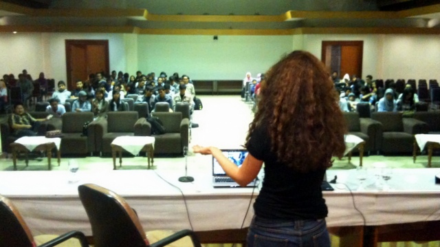 Agnès donnant une conférence à l'université Gunardama en Indonésie